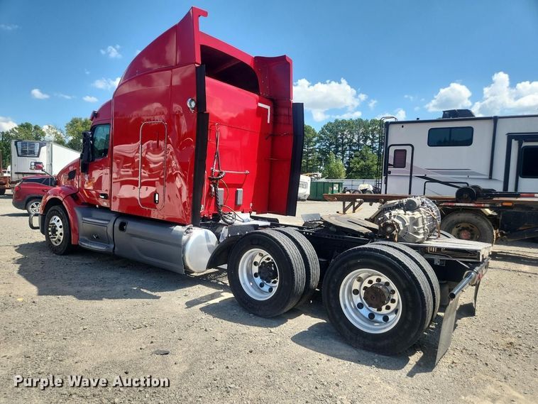 image for item YA4220 2020 Peterbilt 579 semi truck