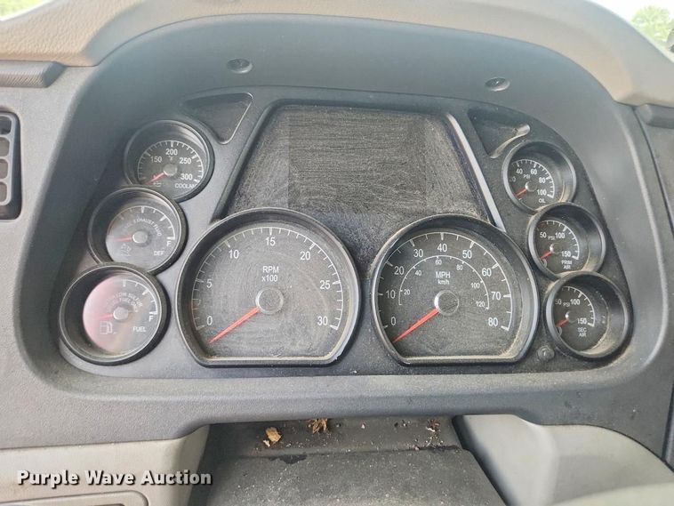 image for item YA4220 2020 Peterbilt 579 semi truck