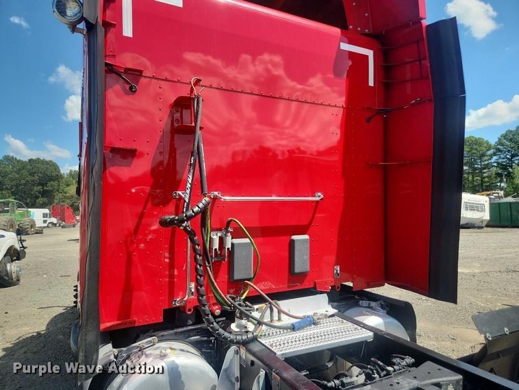 image for item YA4220 2020 Peterbilt 579 semi truck