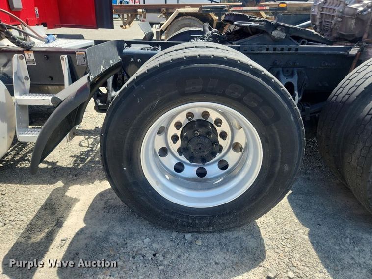 image for item YA4220 2020 Peterbilt 579 semi truck