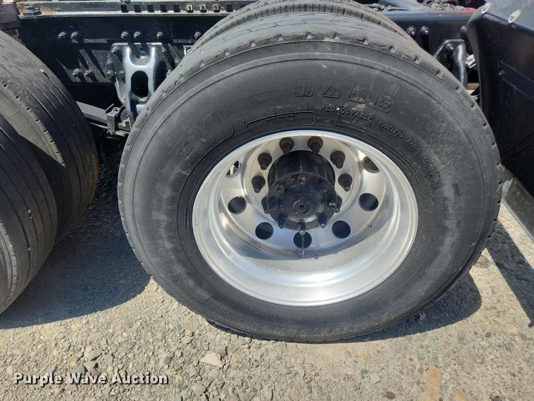 image for item YA4220 2020 Peterbilt 579 semi truck