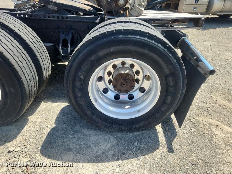 image for item YA4220 2020 Peterbilt 579 semi truck