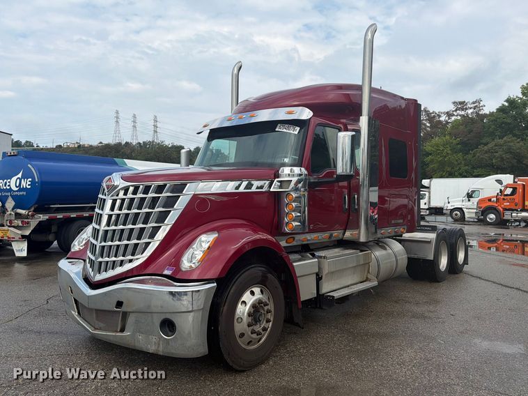 2022 International LoneStar semi truck