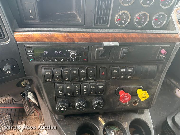 image for item YA4239 2022 International LoneStar semi truck