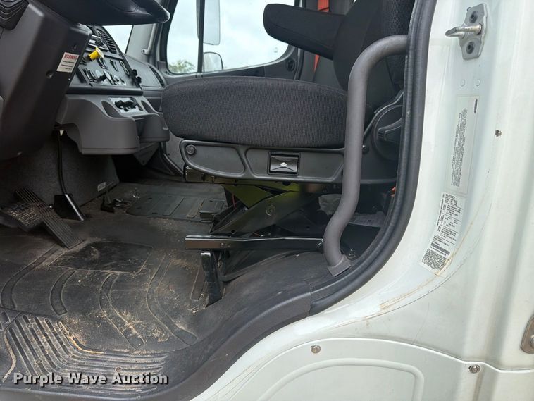 image for item YA4381 2020 Freightliner Business Class M2 box truck