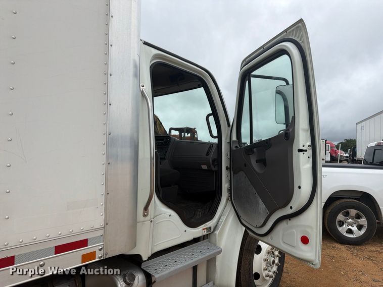 image for item YA4381 2020 Freightliner Business Class M2 box truck
