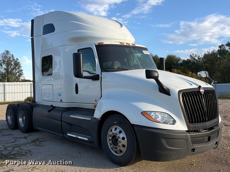 image for item YA4416 2020 International LT625 semi truck