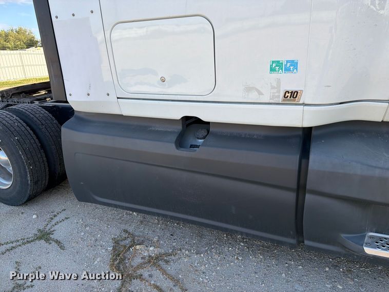 image for item YA4416 2020 International LT625 semi truck