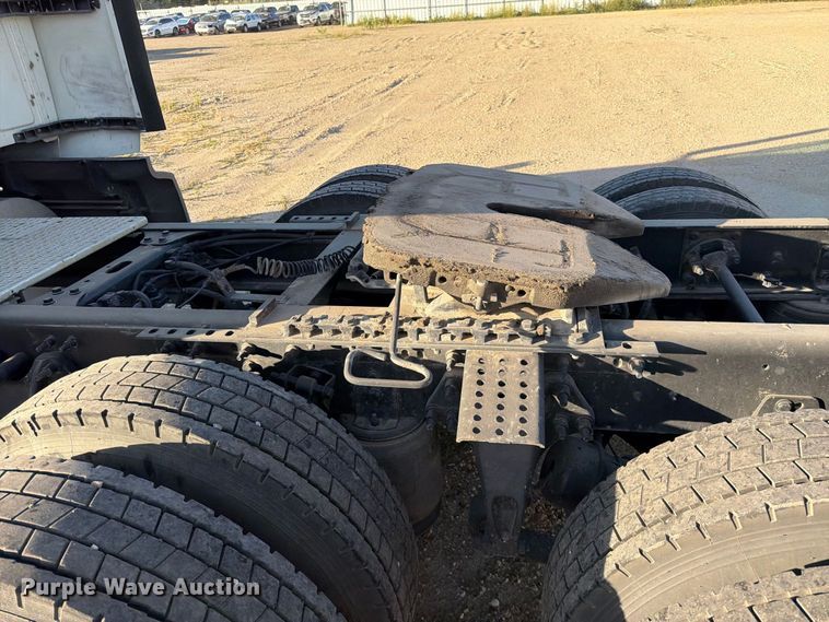 image for item YA4416 2020 International LT625 semi truck