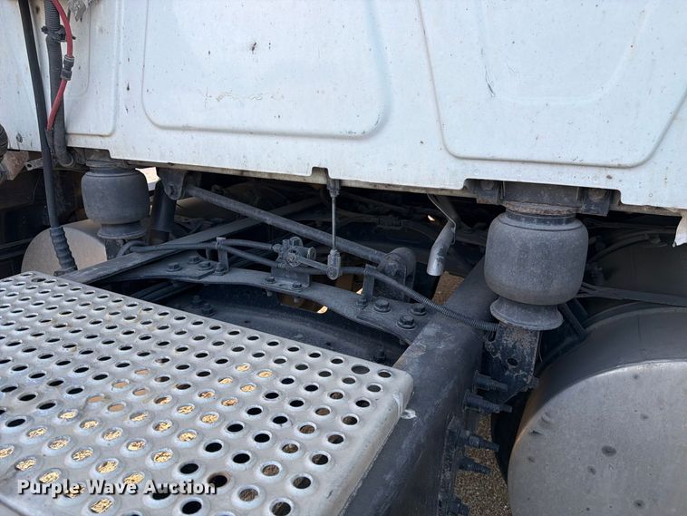 image for item YA4416 2020 International LT625 semi truck