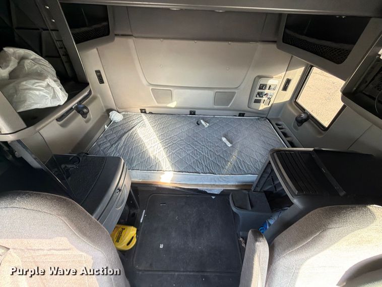 image for item YA4416 2020 International LT625 semi truck