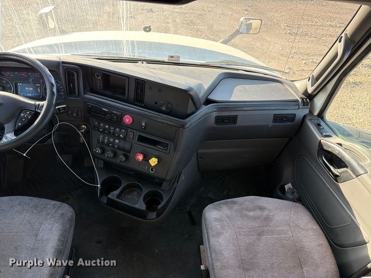 image for item YA4416 2020 International LT625 semi truck