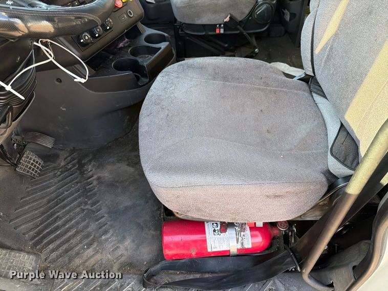 image for item YA4416 2020 International LT625 semi truck