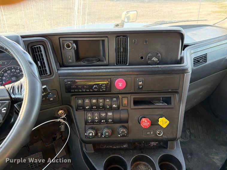 image for item YA4416 2020 International LT625 semi truck