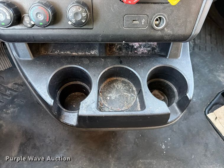 image for item YA4416 2020 International LT625 semi truck