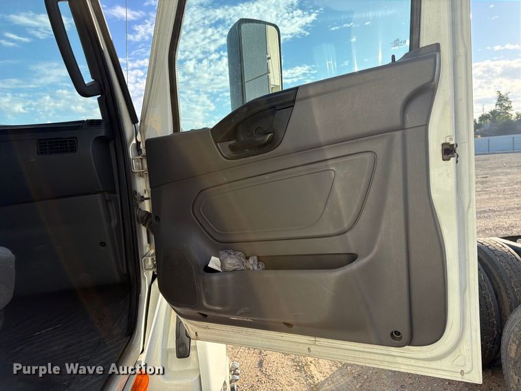 image for item YA4416 2020 International LT625 semi truck