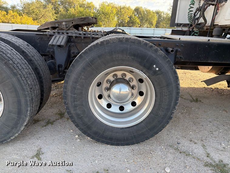 image for item YA4416 2020 International LT625 semi truck