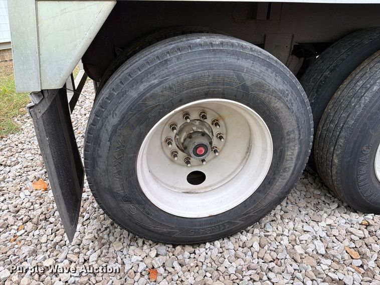 image for item YA4450 1998 Wilson DWH-4000 grain trailer