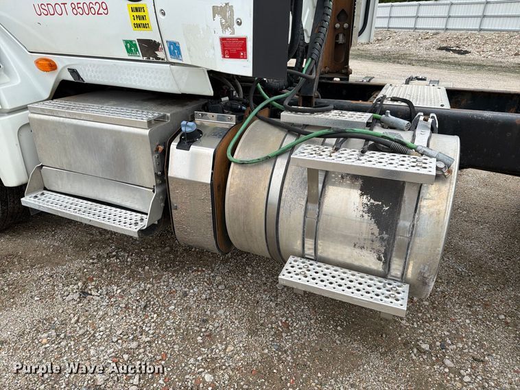 image for item YA4480 2018 International LT625 semi truck