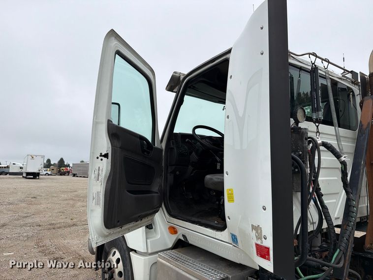 image for item YA4480 2018 International LT625 semi truck