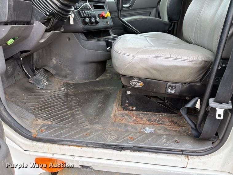 image for item YA4480 2018 International LT625 semi truck