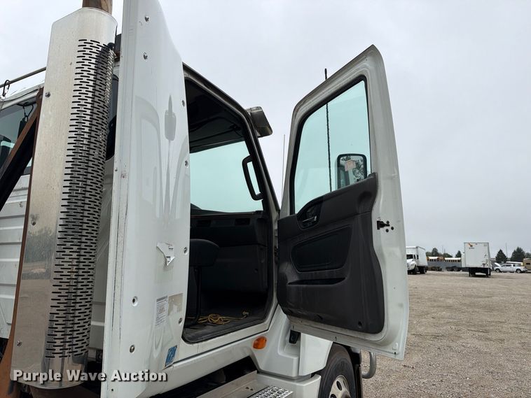 image for item YA4480 2018 International LT625 semi truck