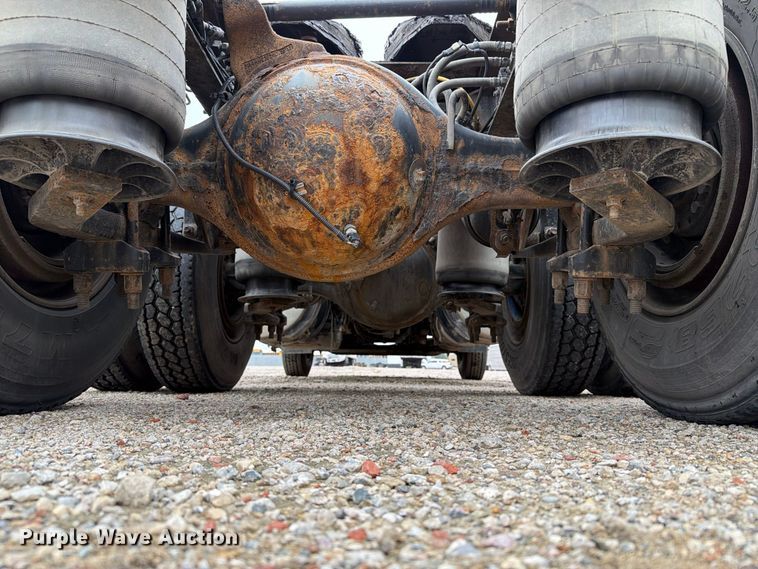 image for item YA4480 2018 International LT625 semi truck
