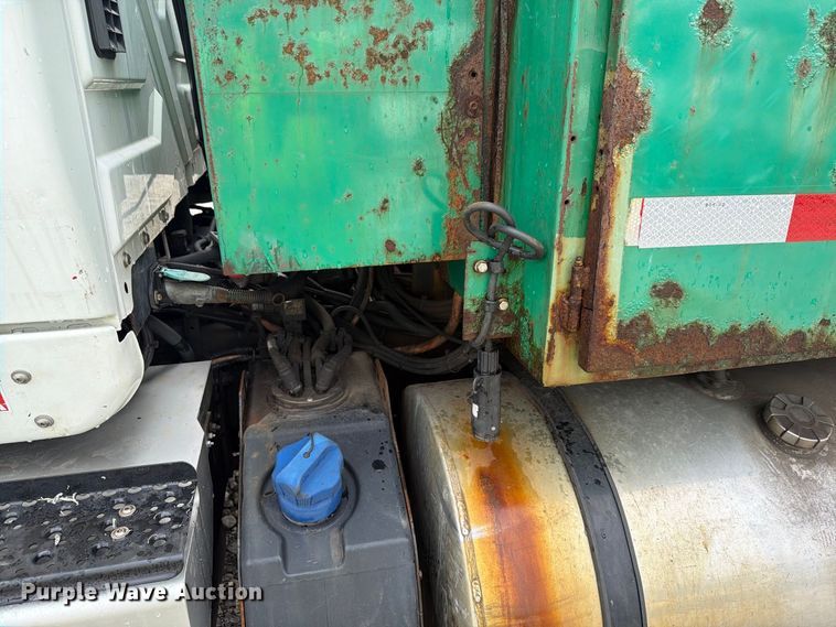 image for item YA4636 2017 International 8600 toter truck