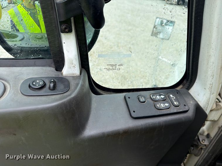 image for item YA4636 2017 International 8600 toter truck