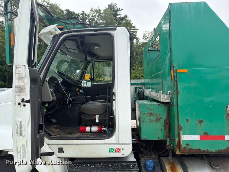 image for item YA4636 2017 International 8600 toter truck