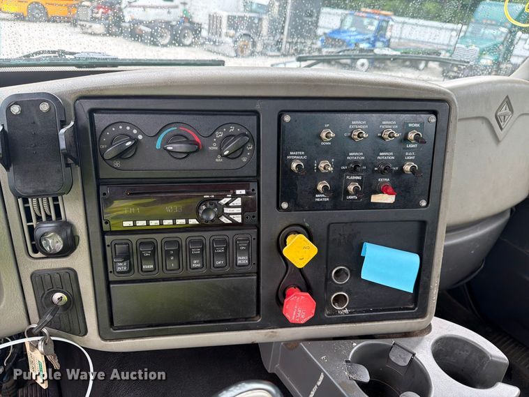 image for item YA4636 2017 International 8600 toter truck
