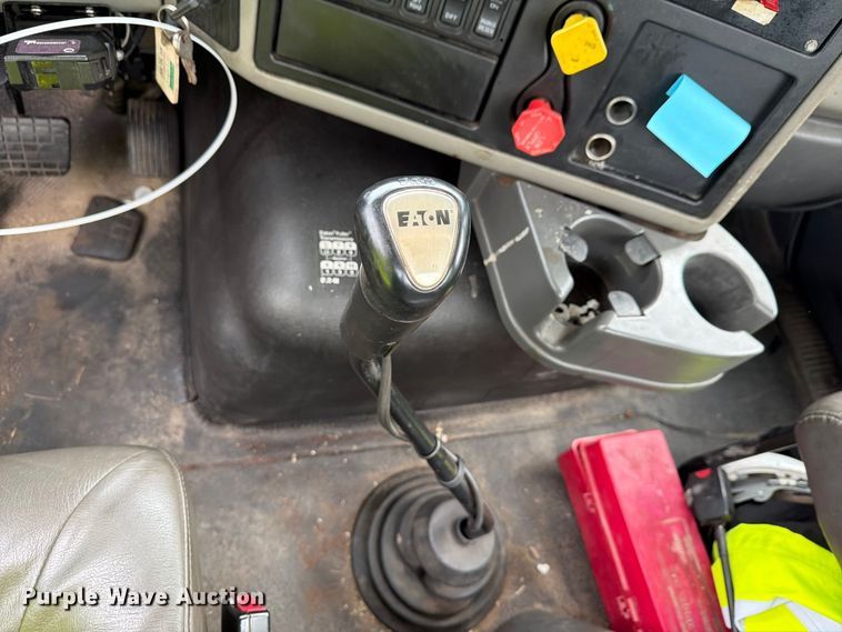 image for item YA4636 2017 International 8600 toter truck