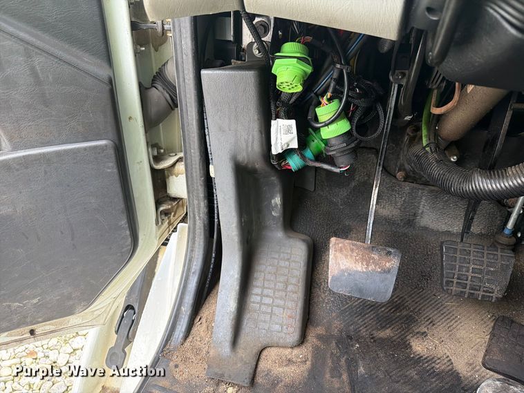 image for item YA4636 2017 International 8600 toter truck