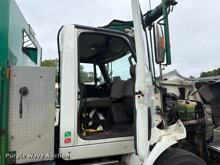 image for item YA4636 2017 International 8600 toter truck