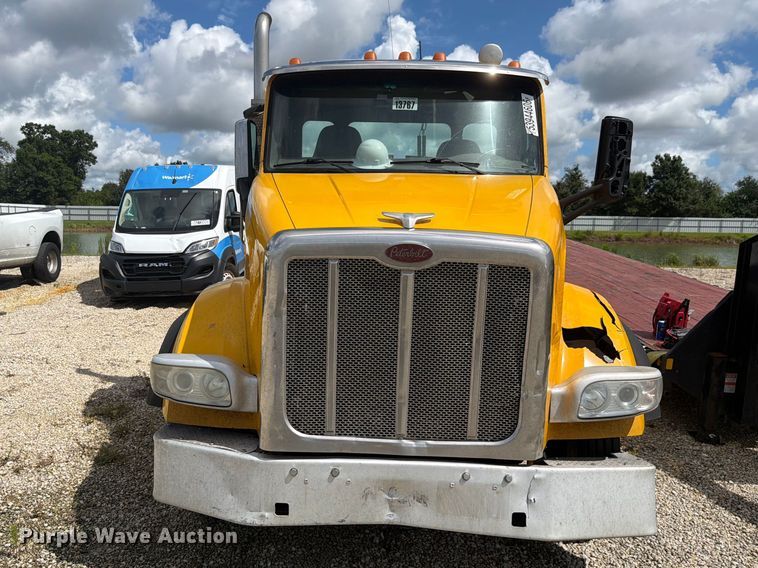 image for item YA4720 2016 Peterbilt 567 semi truck