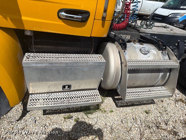 image for item YA4720 2016 Peterbilt 567 semi truck