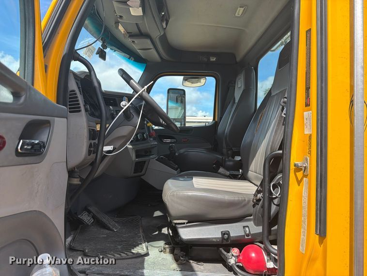 image for item YA4720 2016 Peterbilt 567 semi truck
