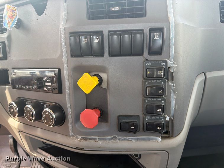 image for item YA4720 2016 Peterbilt 567 semi truck