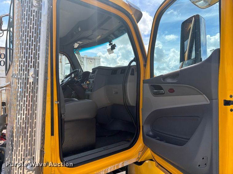 image for item YA4720 2016 Peterbilt 567 semi truck