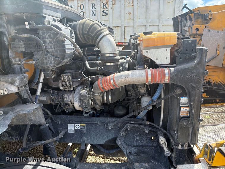 image for item YA4720 2016 Peterbilt 567 semi truck