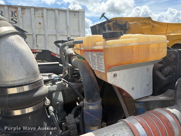 image for item YA4720 2016 Peterbilt 567 semi truck