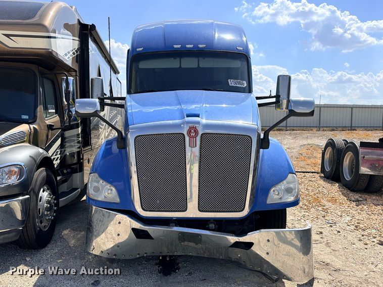image for item YA4835 2020 Kenworth T680 semi truck