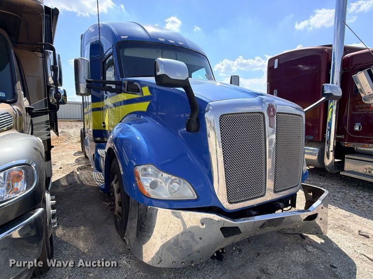 image for item YA4835 2020 Kenworth T680 semi truck