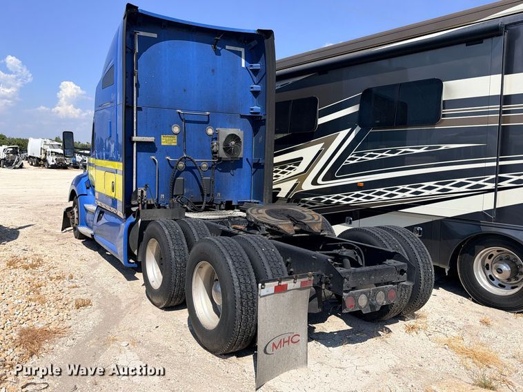 image for item YA4835 2020 Kenworth T680 semi truck