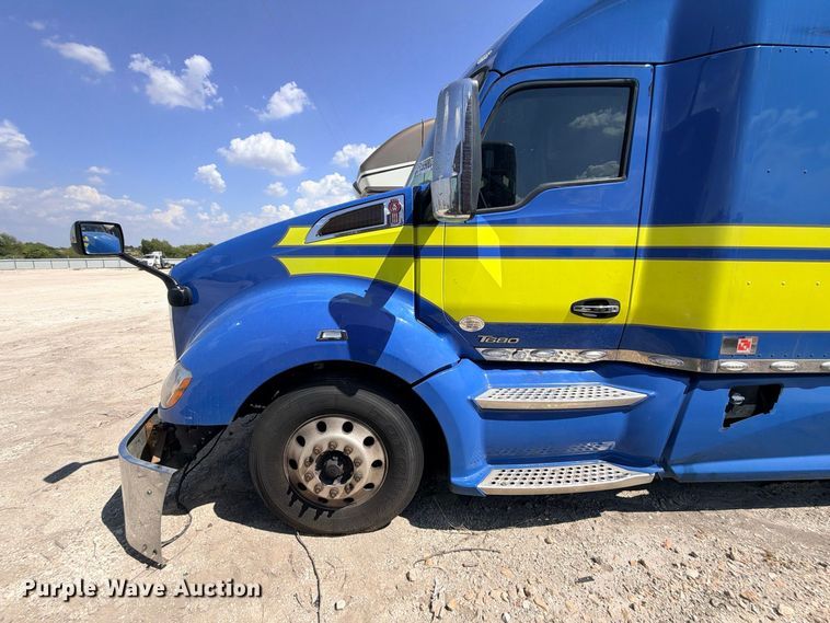 image for item YA4835 2020 Kenworth T680 semi truck