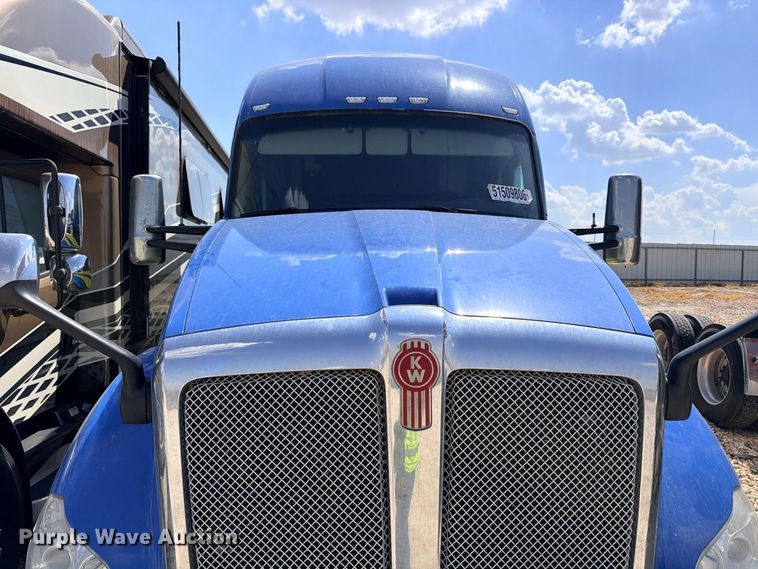 image for item YA4835 2020 Kenworth T680 semi truck