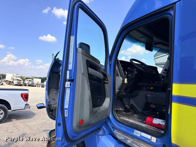 image for item YA4835 2020 Kenworth T680 semi truck