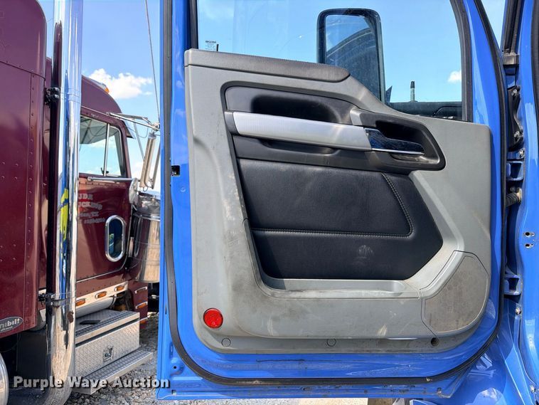 image for item YA4835 2020 Kenworth T680 semi truck