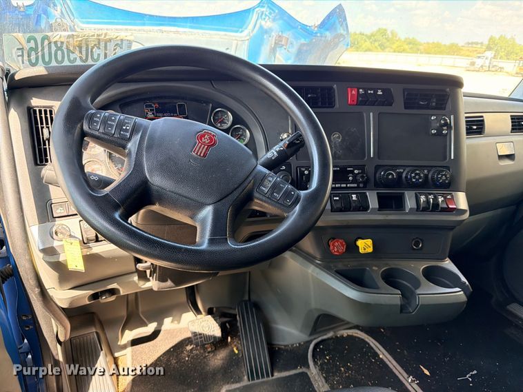 image for item YA4835 2020 Kenworth T680 semi truck