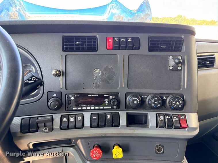 image for item YA4835 2020 Kenworth T680 semi truck